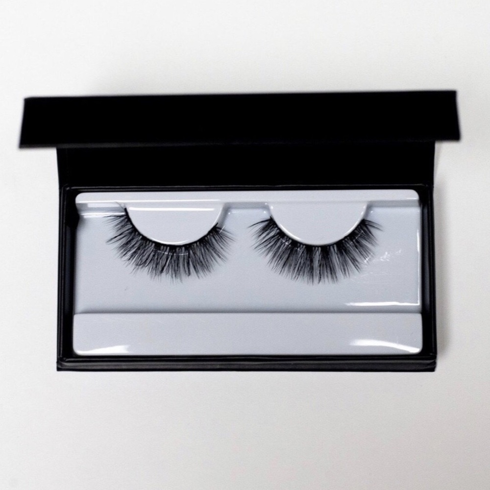 FALSE EYELASHES